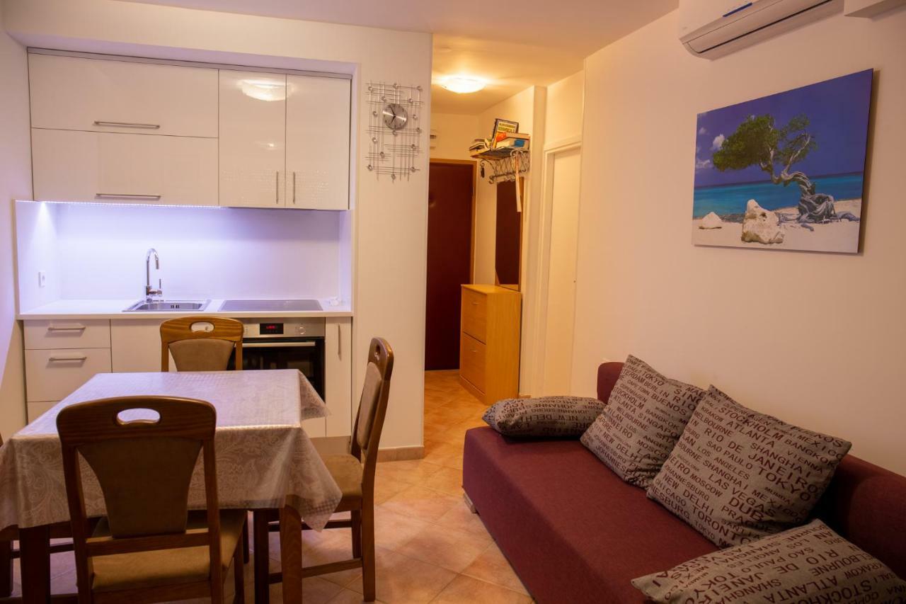 Lovely Apartment Near The Beach With A Sea View Porec Exterior photo