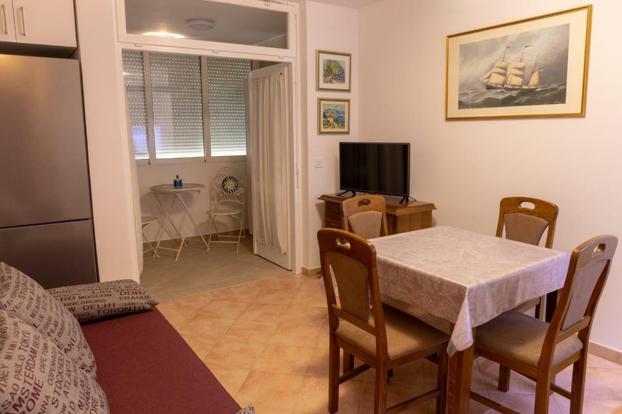 Lovely Apartment Near The Beach With A Sea View Porec Exterior photo